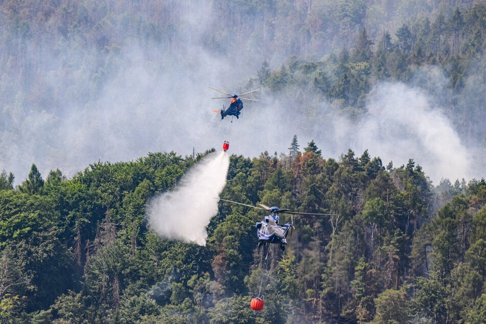 Mit Hubschraubern löschten die Einsatzkräfte den Brand 2022. Für kommende Feuer will sich der Nationalpark besser wappnen. (Archivbild)