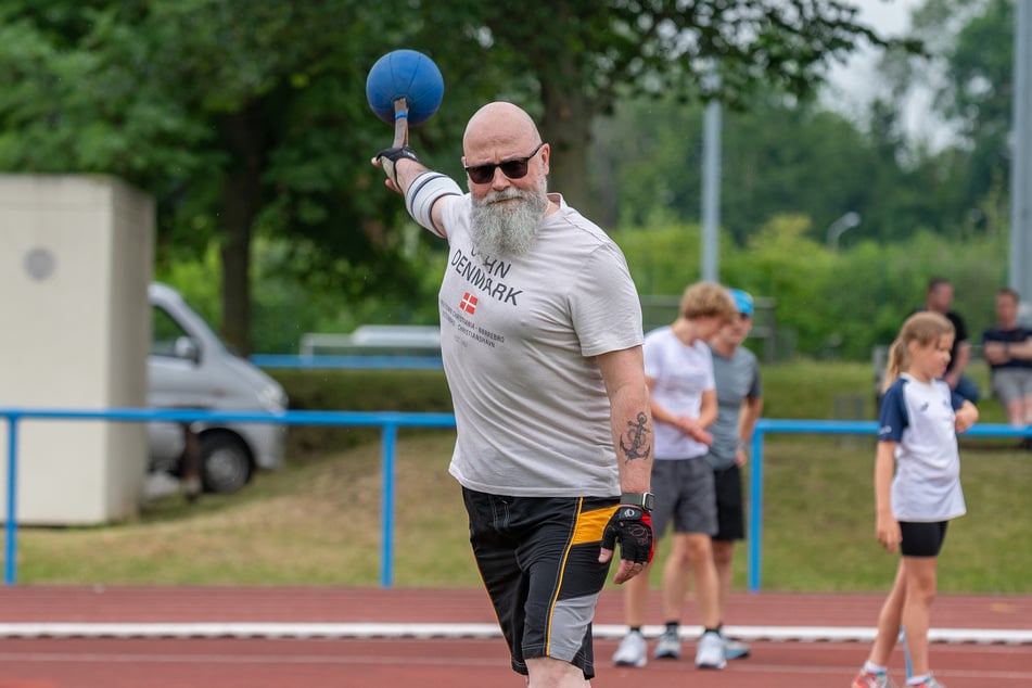 Für Ralf Kasperan (57) standen Schleuderball und Standweitsprung an.
