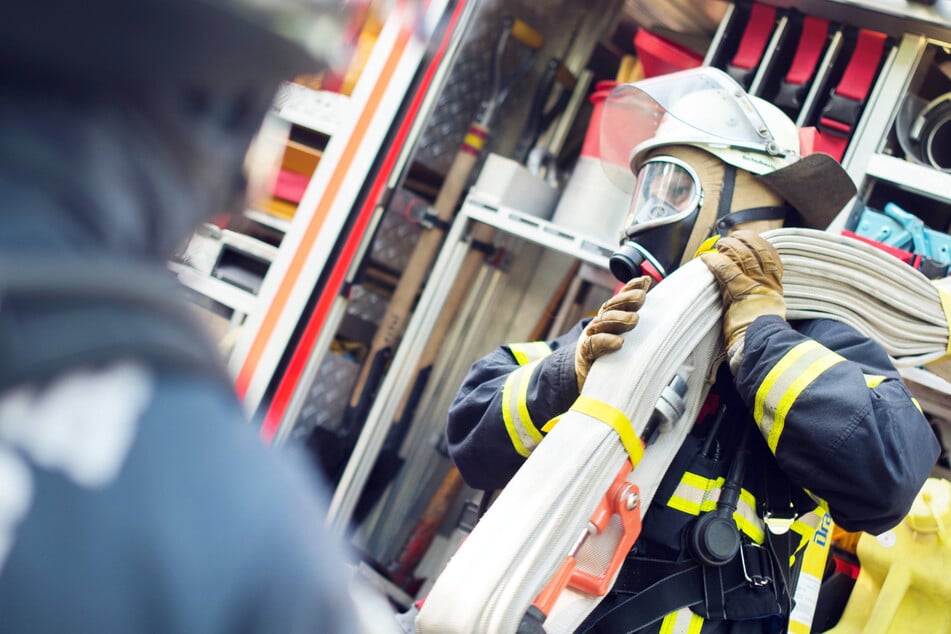 München: Feuerwehreinsatz in München: Plane an Gerüst steht in Flammen