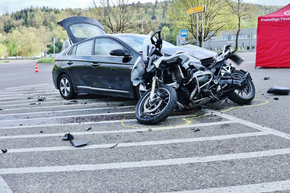 Die Autofahrerin missachtete die Vorfahrt des Motorradfahrers.