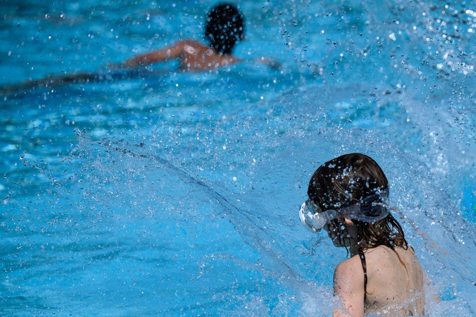 Pumpe zieht Mädchen im Freibad unter Wasser: Neunjährige muss wiederbelebt werden