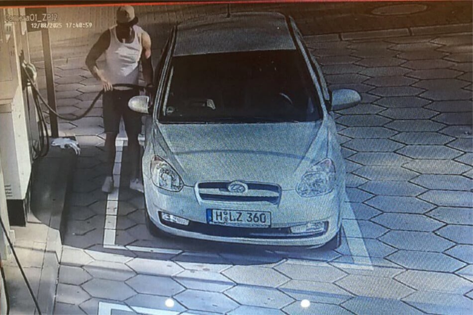 Der Täter war mit einem Auto unterwegs, an dem gestohlene Kennzeichen befestigt waren.