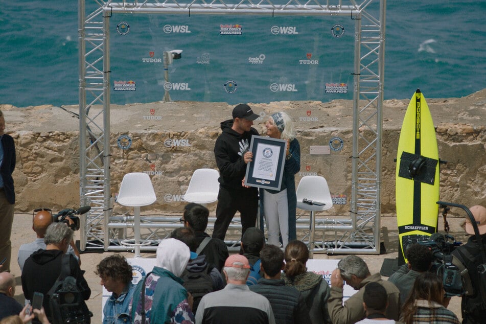 Die Auszeichnung für den Big Wave Record nahm Sebastian Steudtner zusammen mit seiner Mutter entgegen.