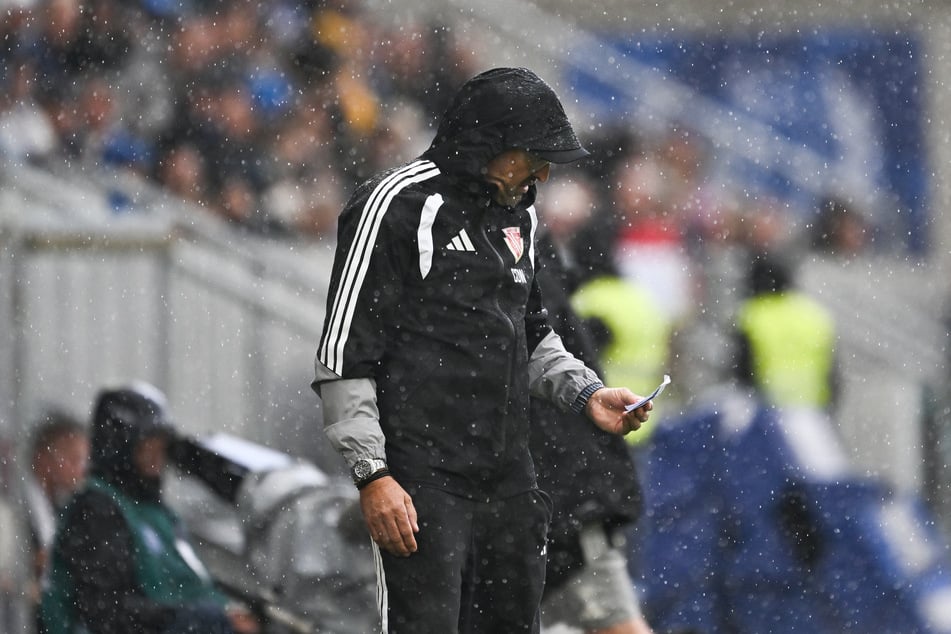 Der Matchplan zerflossen: Mit einsetzendem Regen läuft es bei Cottbus immer schlechter.