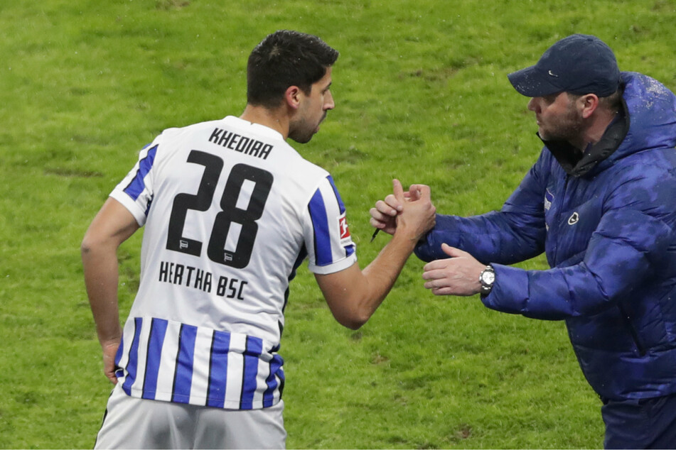Sami Khedira (33) von Hertha BSC spricht bei seiner Einwechselung mit seinem Trainer Pal Dardai (44).