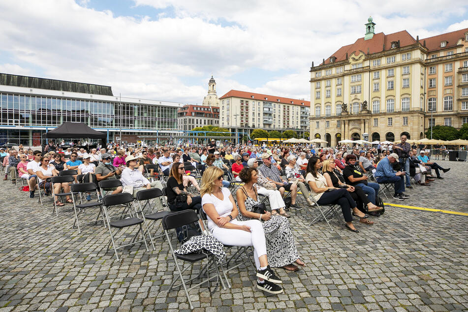 Zahlreich kamen interessierte Dresdner auf den Altmarkt und schauten sich das Eröffnungs-Programm an.