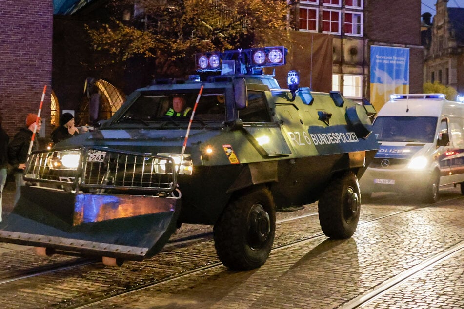 Ein gepanzertes Fahrzeug sichert das Demogeschehen in Bremen ab.