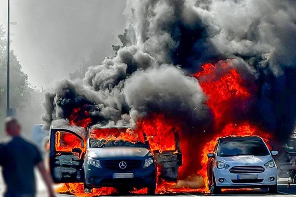 Feuerinferno vor toom-Markt: Mann bei Autobrand schwer verletzt!