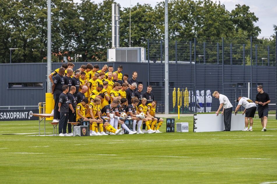 Hier stellen sich die Dynamo-Spieler gerade fürs Mannschaftsfoto auf. Das fertige Werk vom 28. Juli findet Ihr am Freitag in der Morgenpost auf einer Doppelseite.