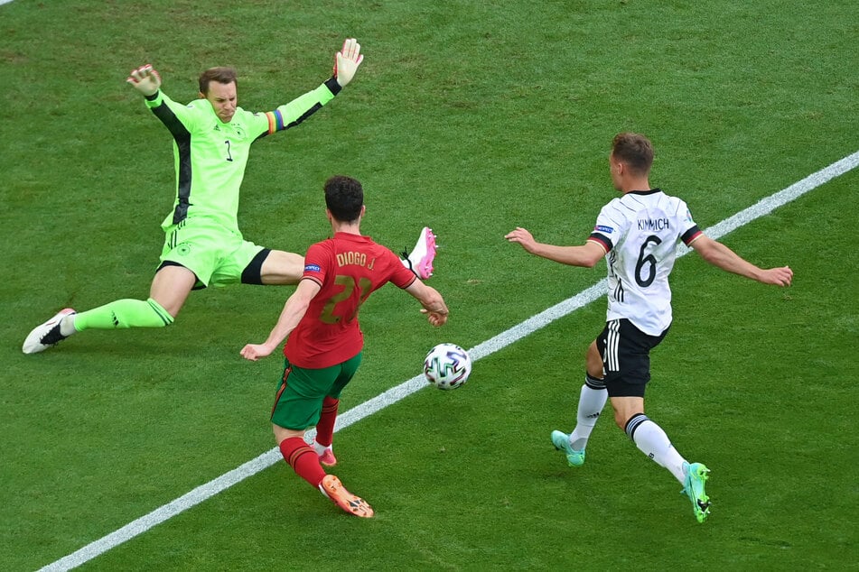 Joshua Kimmich (l.) traf auch in der EM 2021 auf Portugals Diogo Jota (M.).
