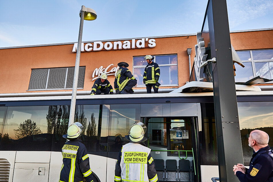 Kurios! Bus bleibt in McDonald's-Drive-in stecken