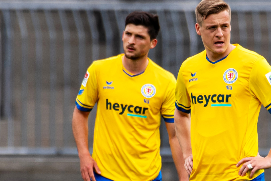 Die Angst vor dem Abstieg wird größer: Die Braunschweiger Felix Kroos (30, r.) und Jannis Nikolaou (27, l.) sind enttäuscht.