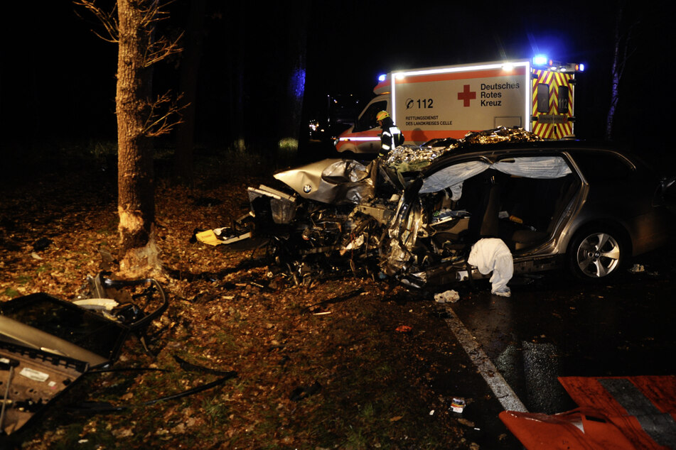 Der Fahrer wurde bei dem schweren Unfall in Enschede in seinem Auto eingeklemmt.