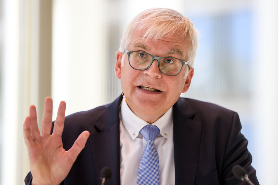 Sachsens Finanzminister Hartmut Vorjohann (59, CDU) muss laut neuester Steuerschätzung mit erheblichen Mindereinnahmen rechnen.