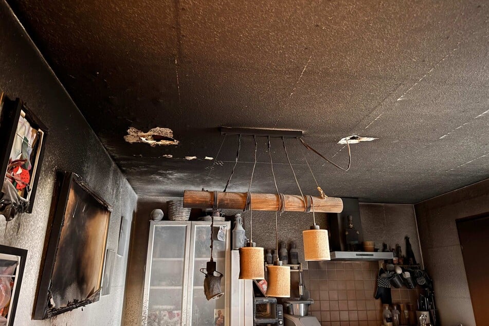 Der durch das Feuer entstandene Ruß färbte Decke und Wände pechschwarz. Die Reinigung wird einige Zeit und vor allem Geld in Anspruch nehmen.