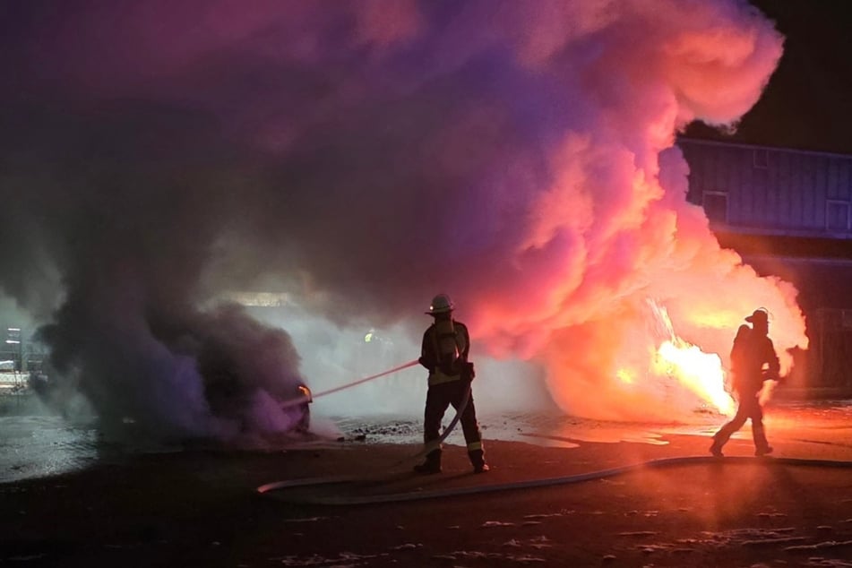 Zwei Autos sind am frühen Dienstagmorgen in Celle in Brand geraten.