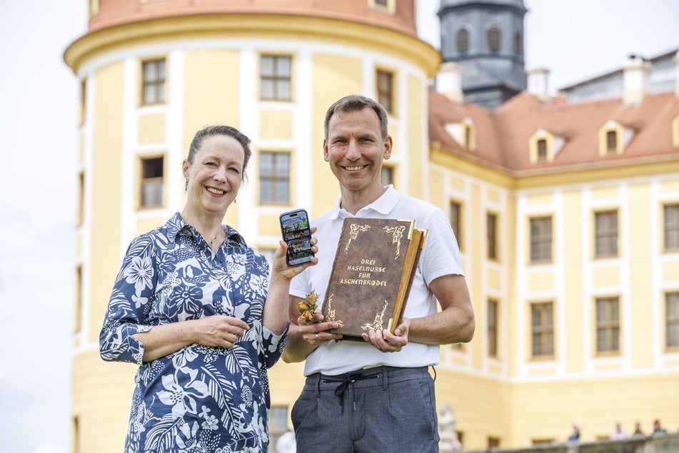 Produzent Frank Rößler (48) und Aschenbrödel-Fan Kathrin Miebach (53) freuen sich über die neue App zum Kultmärchen.