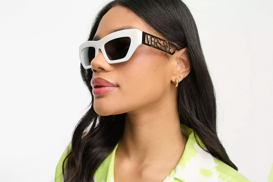 Die stylische Versace-Sonnenbrille macht aus jedem Outfit einen Hingucker.