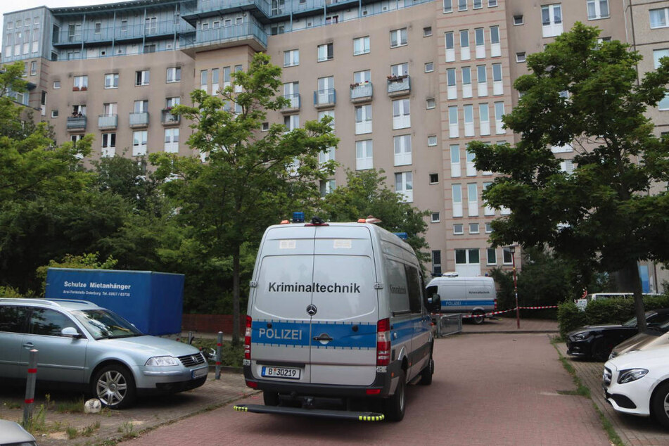 Einsatzfahrzeuge der Kriminaltechnik stehen vor dem Haus in der Ortolfstraße.