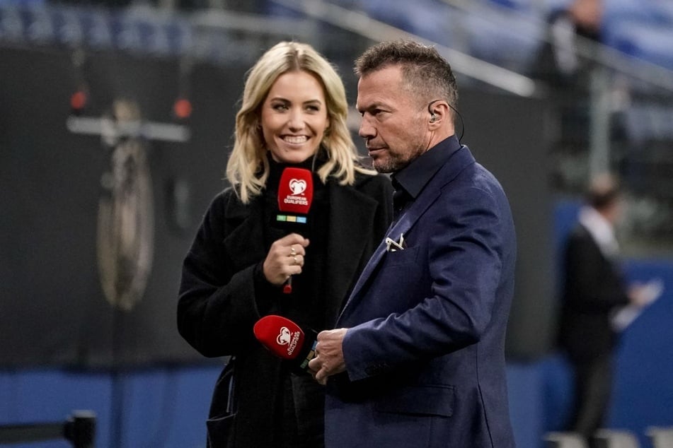 RTL-Moderatorin Laura Papendick (37) bespricht mit Experte Lothar Matthäus (65) das Geschehen auf dem grünen Rasen. (Archivfoto)