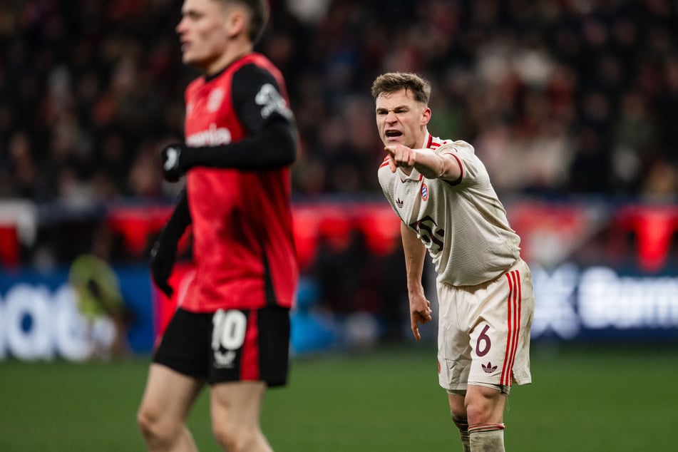 Joshua Kimmich (r.) und der FC Bayern haben sich beim Gastspiel bei Bayer Leverkusen zum Punktgewinn verteidigt.