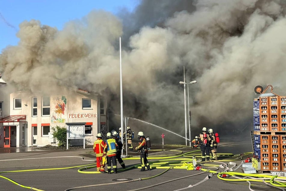 Die Feuerwehren aus mehreren Gemeinden und Städten waren stundenlang im Großeinsatz.