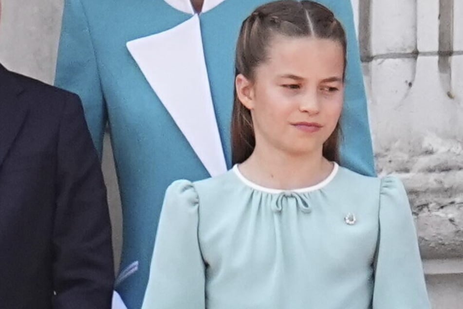 Mit der silbernen Hufeisen-Brosche ehrt Prinzessin Charlotte ihre verstorbene Urgroßmutter.