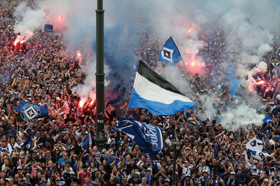 40.000 HSV-Fans versammelten sich direkt auf dem Rathausmarkt, um mit der Mannschaft zu feiern. Mehr waren nicht erlaubt.