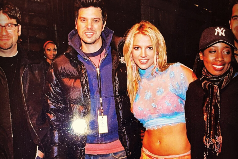 Chris Applebaum (53, M l.) und Britney Spears (M. r.) während der Dreharbeiten zu "Overprotected". Der Regisseur half ihr wieder auf die Beine, als Justin Timberlake die Sängerin plötzlich abservierte.