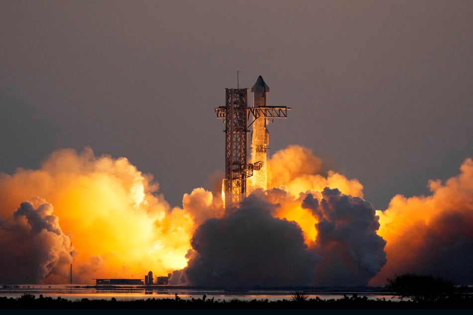 Die Mega-Rakete "Starship" von SpaceX hebt von der Starbase zu einem Testflug ab.