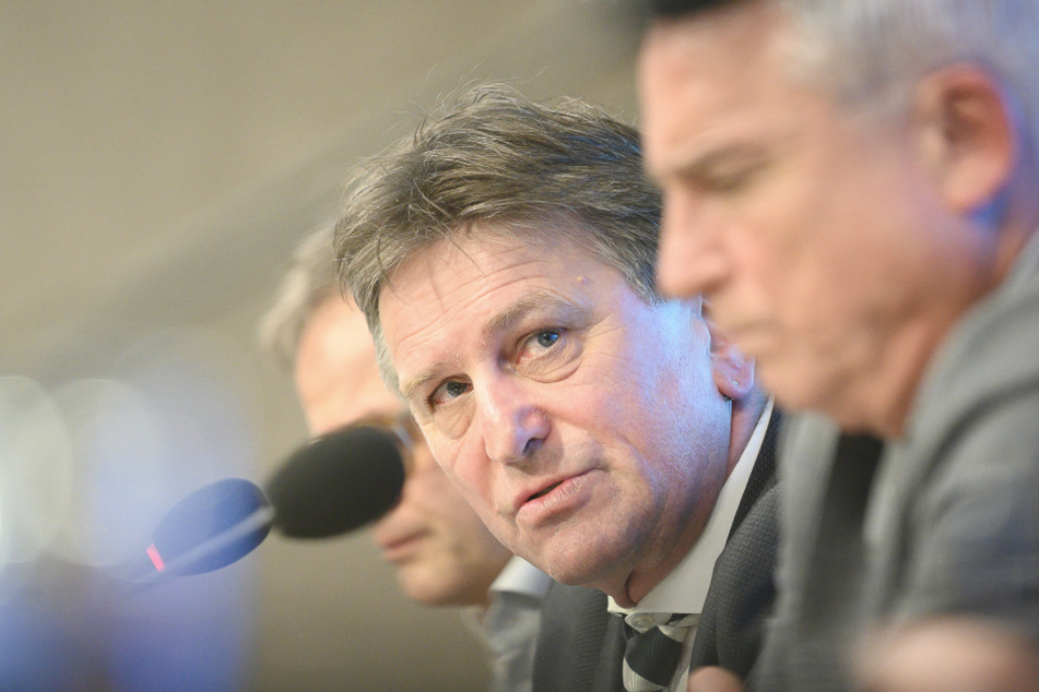 Baden-Württembergs Gesundheitsminister Manne Lucha (59, Grüne, m.) und Innenminister Thomas Strobl (60, CDU, r.).