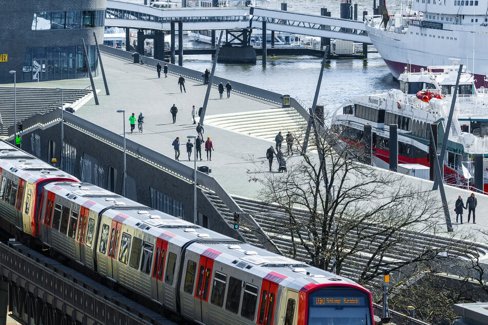 Eine U-Bahn der Linie 3 fährt am Hafen entlang.