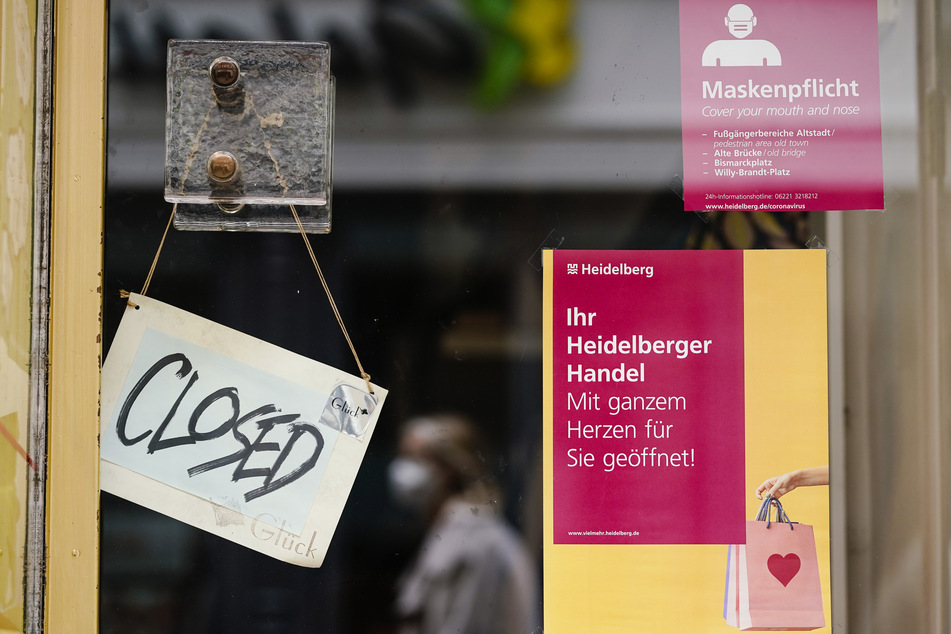 Ein Schild mit der englischen Aufschrift "Closed" hängt an der Tür eines Geschäfts in der Hauptstraße, einer Fußgängerzone und Einkaufsstraße in der Heidelberger Innenstadt.