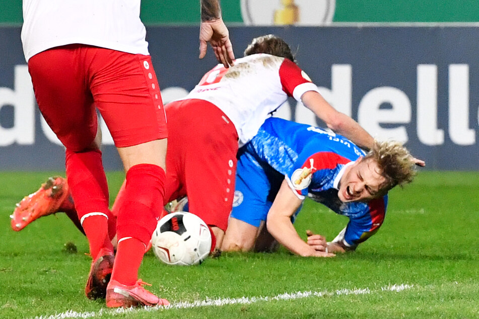 Kiels Finn Porath (24, r.) fiel schon vor dem ersten Kontakt mit RWE-Sechser Marco Grote (34, M.). Den "Skandal"-Elfmeter gab es dennoch.