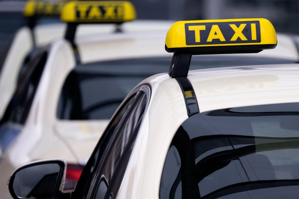 Fahrgast (38) bedroht Taxifahrer mit Messer und klaut sein Auto