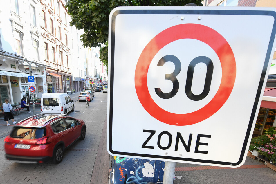 Tempo 30 war gestern. Ab dem heutigen Dienstag soll es in der Frankfurter Innenstadt verstärkt Tempo-20-Zonen geben.