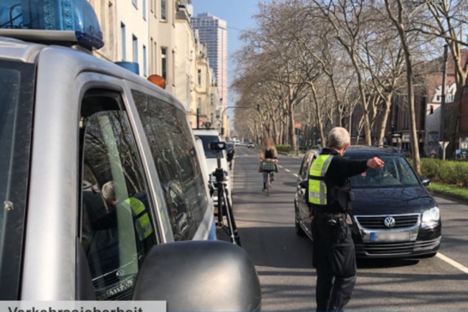Das Foto zeigt einen Autofahrer, der eine Radfahrerin ohne ausreichenden Seitenabstand überholt hat. Er musste vor Ort ein Verwarnungsgeld in Höhe von 30 Euro zahlen.