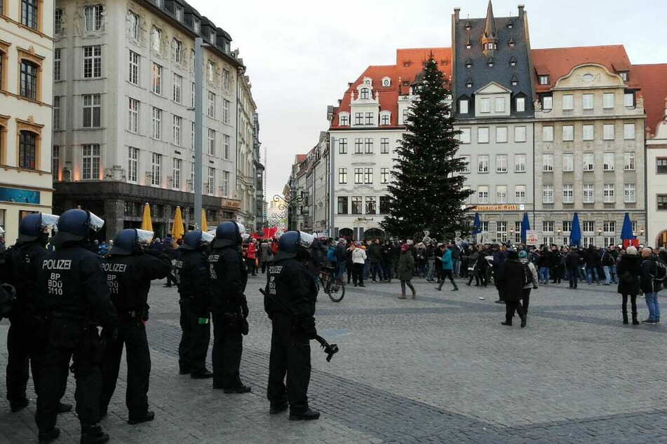 Auf dem Marktplatz sammelt sich eine neue Demonstration.