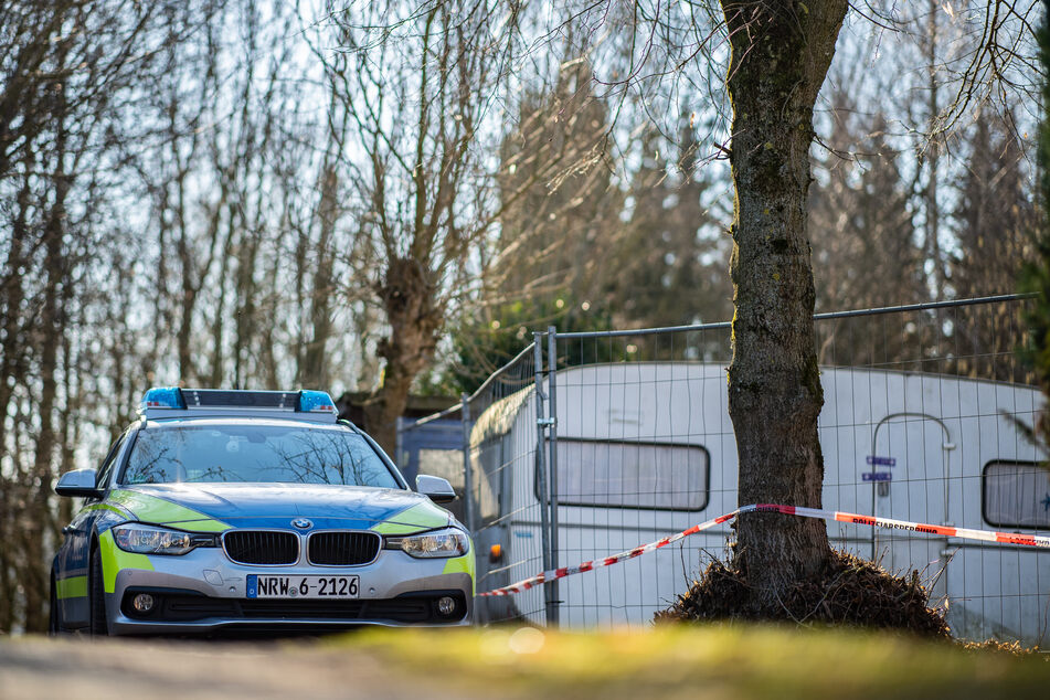 Auf dem Campingplatz Eichwald parkte vor der damals eingezäunten Parzelle des mutmaßlichen Täters ein Polizeiauto. (Archivfoto)