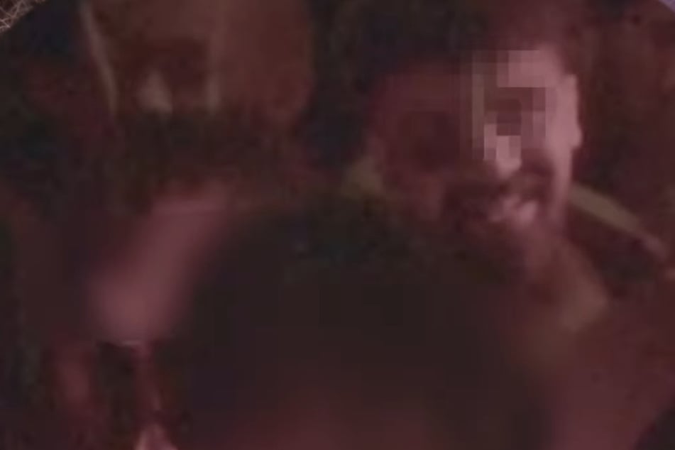 Dieser Mann habe nur gegrinst, nachdem sein Nebenmann die DJane bespuckt hatte, sagt Shari Who in ihrem Video.