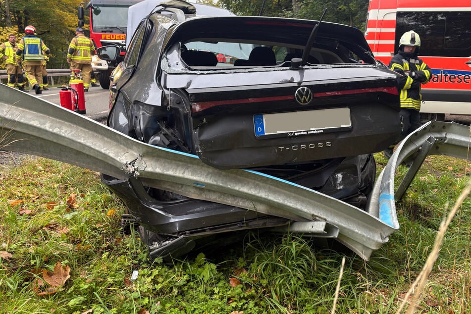 VW gegen Leitplanke geschleudert: Zwei Verletzte im Harz
