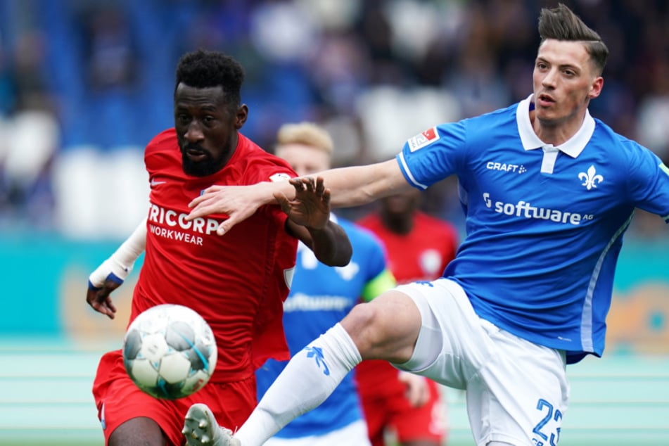 Darmstadts Nicolai Rapp (r) und Silvere Ganvoula von Bochum kämpfen um den Ball.
