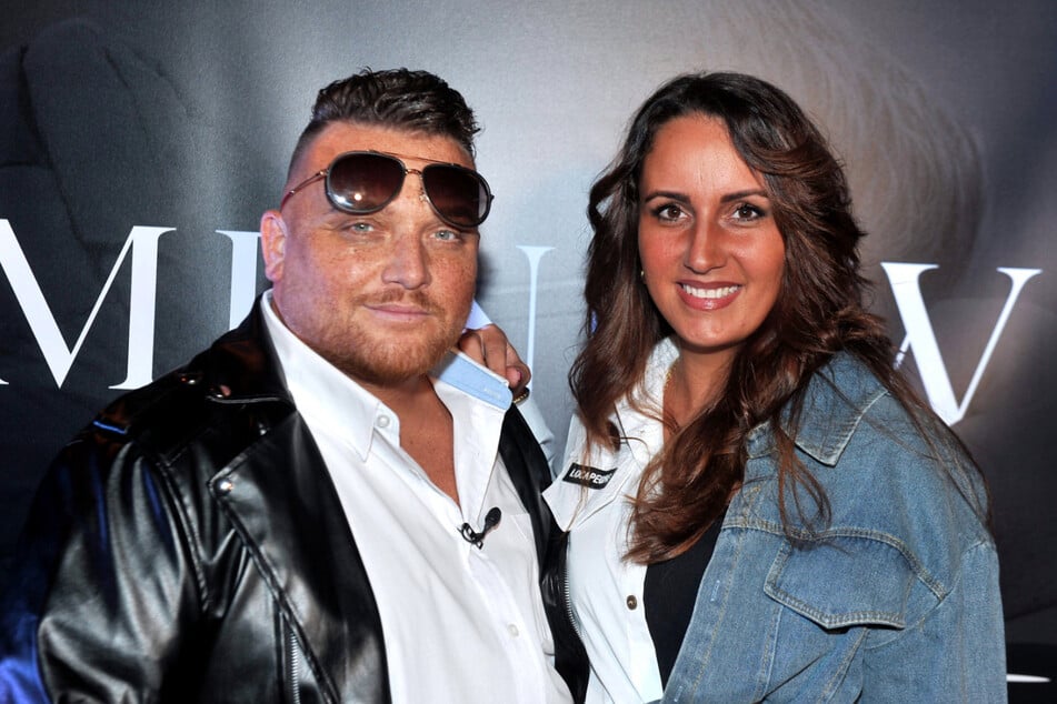 Ein Bild aus glücklicheren Tagen: Jetzt scheint das Tischtuch zwischen Menowin (37, l.) und Şenay (34) zerschnitten.