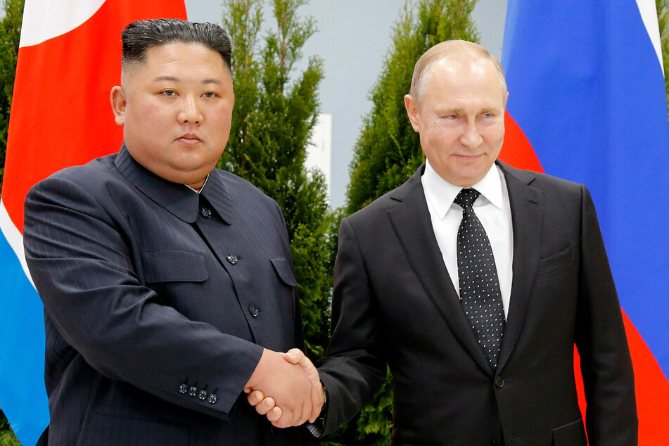 Wladimir Putin (71) und Nordkoreas Machthaber Kim Jong Un (40) geben sich während eines Treffens die Hand.