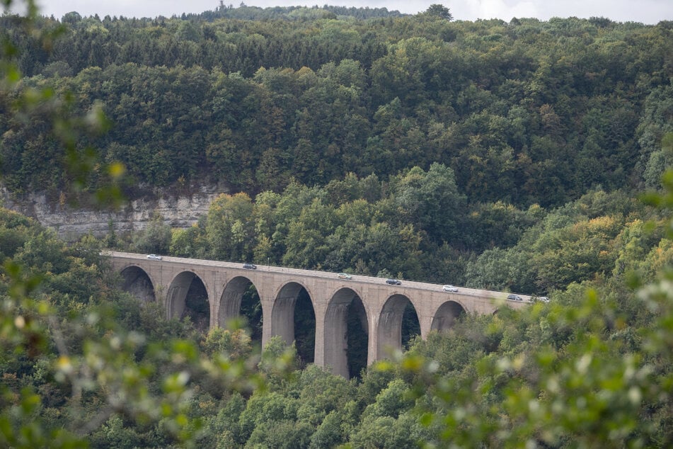 Gruibingen: Autos fahren am Drackensteiner Hang auf der A8 über die Drachenlochbrücke.