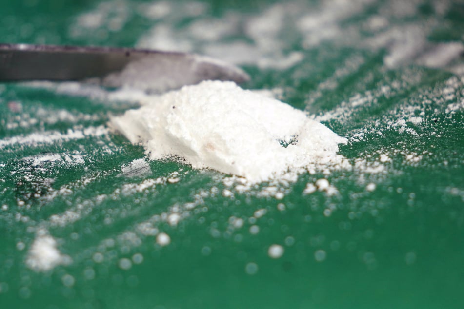 Insgesamt 111 Päckchen mit Kokain und Heroin hatte der Angeklagte in seinem Magen. (Symbolbild)