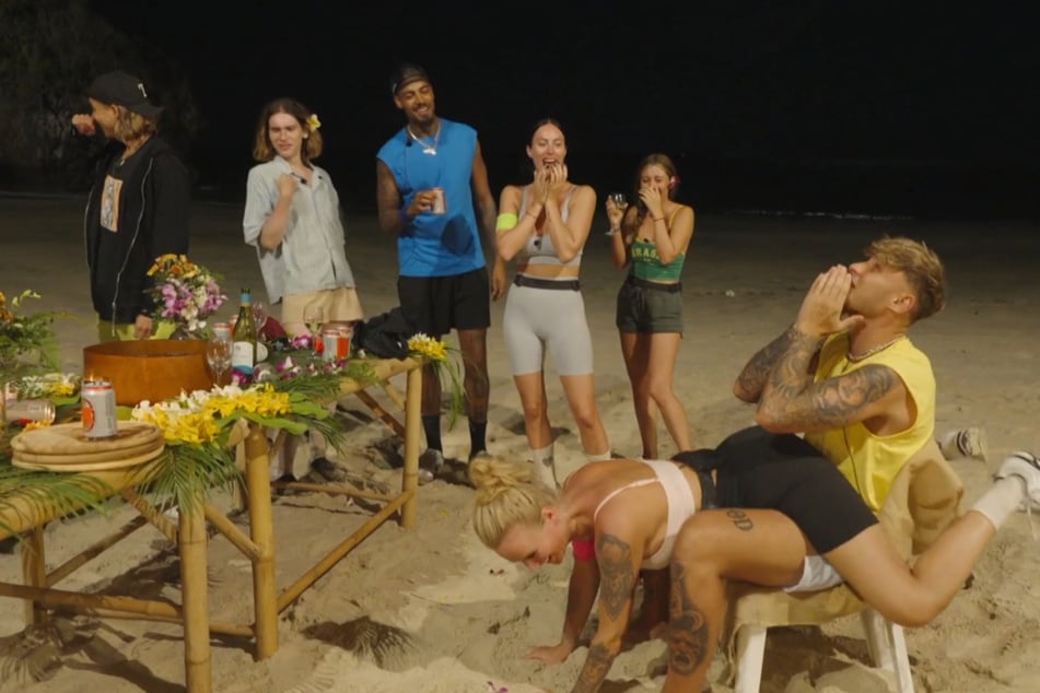Bei einer spontanen Strandparty geht es ganz wild zu.