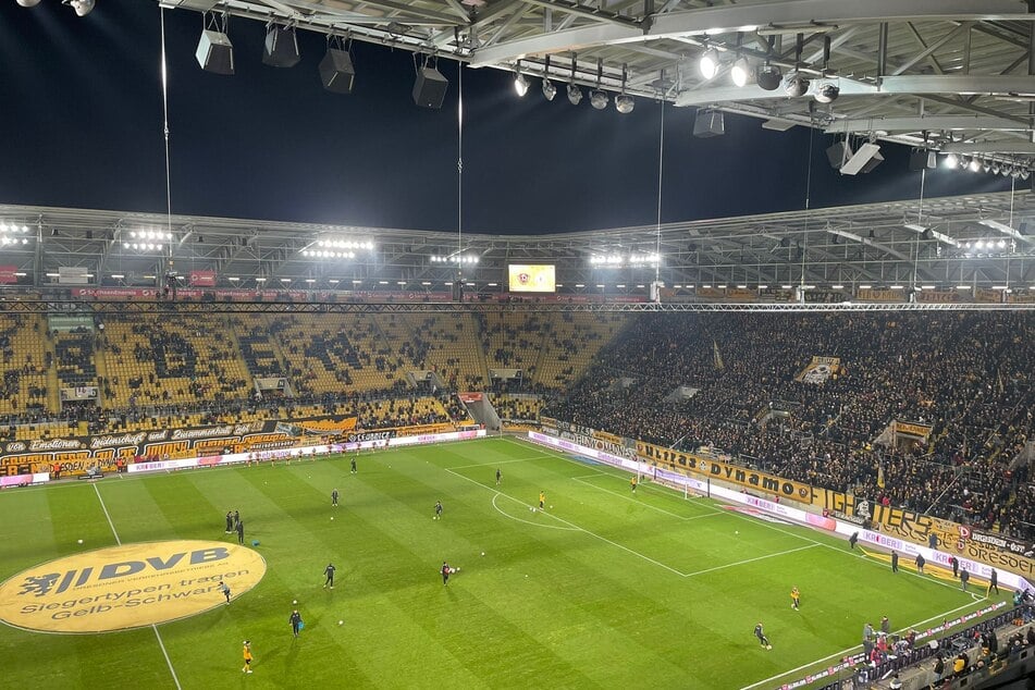 Die Ränge im Rudolf-Harbig-Stadion füllen sich.