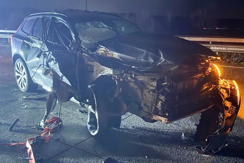 Der Volvo des 25-Jährigen wurde bei der Kollision mit dem Lastwagen völlig zerstört.