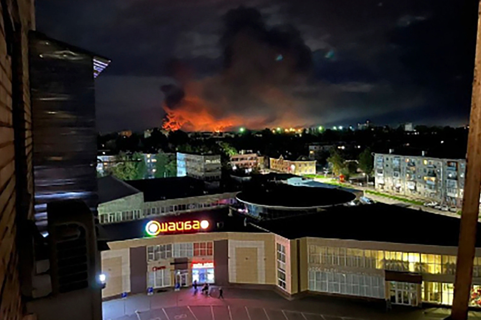 Ein großer Brand ist auf dem Flugplatz der nordwestrussischen Stadt Pskow zu sehen.